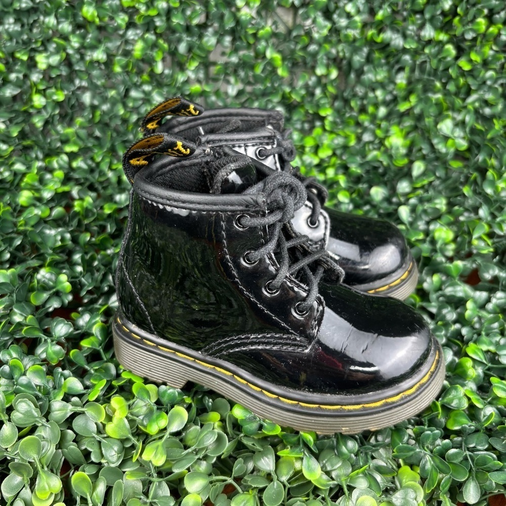 DR.MARTENS 1460BLACK PATENT LAMPER BOOTS  Size 6 Kids